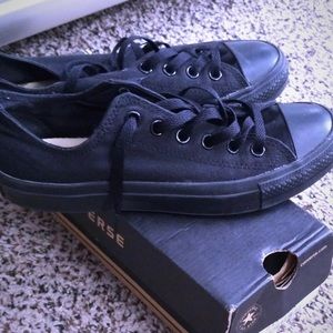 Slightly used all black converse. Size 8.5